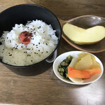 ひばり茶屋 - ご飯、漬物、リンゴ♪