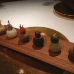 ブレストンコート ユカワタン - 小さなコース料理
      前菜からデザートまで一口づつだが。これでコースを食べた気分になる