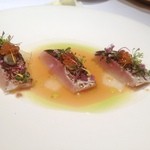 ブレストンコート ユカワタン - ヤマメのマリネにウドを敷いてマスの魚卵を載せた前菜