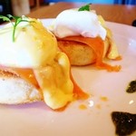 フラットホワイト コーヒー ファクトリー - サーモンエッグベネディクト