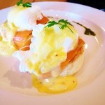 フラットホワイト コーヒー ファクトリー - サーモンエッグベネディクト