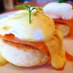 フラットホワイト コーヒー ファクトリー - サーモンエッグベネディクト