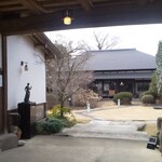 珈琲屋まめは - 長屋門から中を