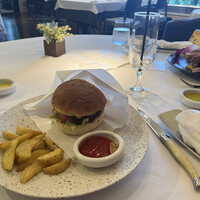 Wattle Tokyo - メインのチーズバーガー、隣は子羊のグリル