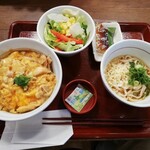 なか卯 - 親子丼 450円、冷はいからうどん小 270円