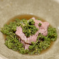 御幸町 田がわ - ⑧花山椒鍋、鳥取田村牛のリブロース
                      〜本日のスペシャリテ。リブロースの脂が美味い出汁に潜らせられて更に旨味が増している。そこに花山椒の芳しい香りにシャキッとした食感が思いっきり"春"を感じさせる。