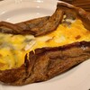 プティ ワカノ - おつまみ②サンクフロマージュのガレット(税込800円)
【ブリーチーズ、ブルーチーズ、スモークチーズ、チェダーチーズ、モッツァレラチーズ】
まさにチーズの坩堝の様なガレットで濃厚なコクを快くまで堪能