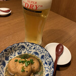 Suidoubashi Sushi Koshitsu Izakaya Uohide - お通し（ガンモ）とビール