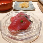 千葉たかおか - 藁で燻した勝浦の鰹。皮目が何と綺麗なことか。