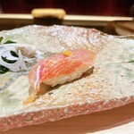 千葉たかおか - 骨の出汁で漬けにした金目鯛。握りの一貫めから従ってとろける。