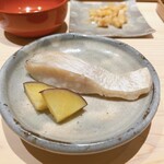 千葉たかおか - 骨の出汁で漬けてから焼く赤甘鯛。付け合わせのサツマイモも美味しい。