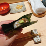 千葉たかおか - 上から炭で炙った太刀魚棒鮨。脂が滲み出してきます。