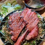 Honjin Higashi Ten - お肉柔らかくてご飯が美味しい、薬味ネギと刻み海苔の風味も最高
