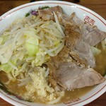 ラーメン二郎 - 小ブタ、ニンニク、カラメ