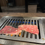 Yakiniku Kokokara - 上カルビ塩を焼き焼き中❗️