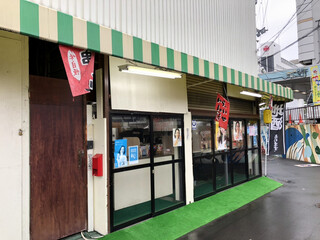 Tachinomi Sakaichi - 右奥がJR和歌山駅