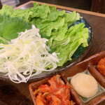 新山口ホルモン　おいで屋 - 野菜で食べるサンチュセット
