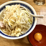 自家製麺223 - 『小ラーメン300g→ 少なめ＋生卵』(ニンニクちょいマシ)
