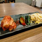 神保焼肉料理店 - ナムルとキムチ