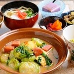 URUURUMA - 人気のランチ『なーべらチャンプル定食』  なーべら（ヘチマ）を味噌ベースで炒めた料理。生もずく、ミニ沖縄そば、ご飯、小鉢付き。