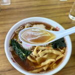 みやご食堂 - スープはあっさり醤油。