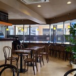 ビーカフェ - 店内はシンプルな内装で平成感が漂います
            ガラス張りの外壁カウンター10席、テーブル2席×6卓で合計22席