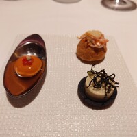 フランス料理 壺中天 - お口取り　包まれたガスパチョ、昆布と能登の岩海苔、桜エビのシュー