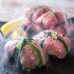 【國產牛肉!蔥鹽綁舌熔巖燒★】 480日元 (不含稅) (一貫)