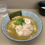 庵悟 - 限定 塩ラーメン。庵悟さんは月毎に限定をやっている。冬場は味噌系、暖かくなると塩や煮干。夏って何やってたっけ？