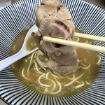 庵悟 - チャーシューは1枚だがデカい。昔ながらの良きチャーシュー。ラーメンのチャーシューと言ったらまず思い浮かぶやつ。これが一番マッチするラーメンだと思う。