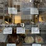 fumigrafico - 店頭に並ぶパン