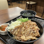 カルビ丼とスン豆腐専門店 韓丼 - カルビ丼+キムチ、ワカメスープ