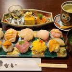 磯辺料理　さかい - 手毬寿司御膳(税込2,530円)
      手毬寿司10貫に加えて
      前菜4種
      ①法蓮草と油揚げのお浸し
      ②厚焼き玉子
      ③ポテトサラダ
      ④筍の鰹粉まぶし
      
      ⑤茶碗蒸し
      
      ⑯あおさ入りお味噌汁