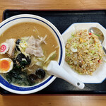 Gohandokoro Yuzurihara - 味噌ラーメンと半チャーハン