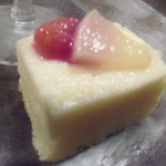 望楼NOGUCHI函館 - 函館産ルバーブと白桃のケーキ