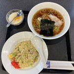 中国料理 上海 - 炒飯と醤油ラーメン（880円）