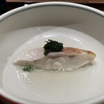 鮨 まつうら - 美味しいネギソースのかかった白身