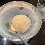 鮨 まつうら - 日本酒をかけながら食べるアイス。すごくあう。