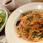 カプリチョーザ - 茄子とほうれん草のミートソース田舎風、(サラダお代わり自由)