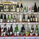 黄金井酒造 - 売店に並ぶ酒、さけ、さけ。