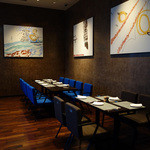 R restaurant & bar - 壁の絵は日比野克彦氏の作品