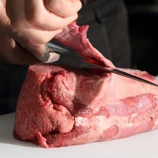 看板メニュー《ネギ上タン塩》！炭火が香る焼肉風《焼き魚》も◎