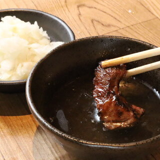 在味噌酱烤肉中蘸上京都风味的鱼汤和鬼磨碎，味道会加倍！