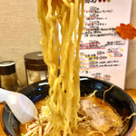 らーめん しゅん - 麺はやや太いいかにもみそらーめんて感じ