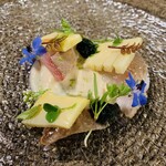 hape - 色とりどりの自家製ハーブを添えて