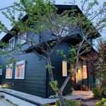 hape - 山小屋風の店構え