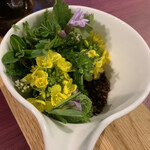 hape - 野草のテーブル挿花が実は．．．