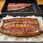 かわ広 - 山椒をふりかけごはんの上に蒲焼を移し