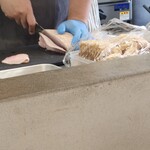 ヨコクラストアハウス - レアチャーシューの切り出し