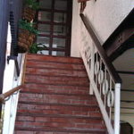 ギャラリー絹 - 店内へつづく階段です。おしゃれ。